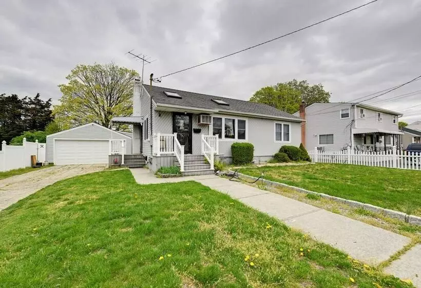 North Babylon Home, Near Belmont Lake State Park!