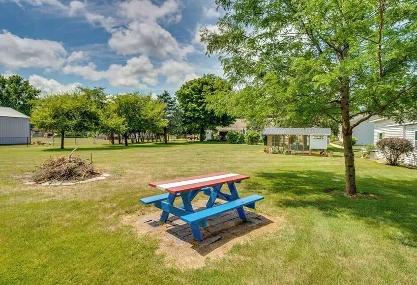 Peaceful Harvard Vacation Rental: 3 Mi To Town!