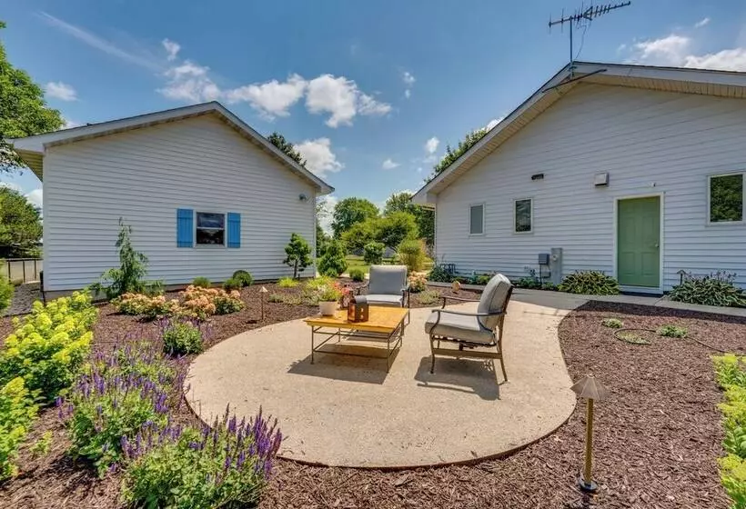 Peaceful Harvard Vacation Rental: 3 Mi To Town!