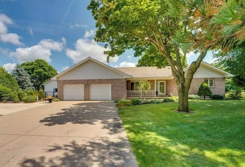 Peaceful Harvard Vacation Rental: 3 Mi To Town!