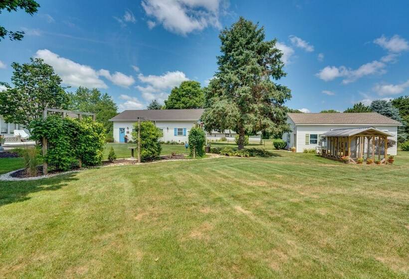 Peaceful Harvard Vacation Rental: 3 Mi To Town!