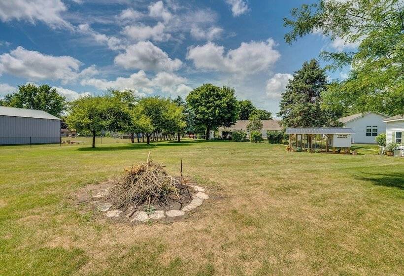 Peaceful Harvard Vacation Rental: 3 Mi To Town!