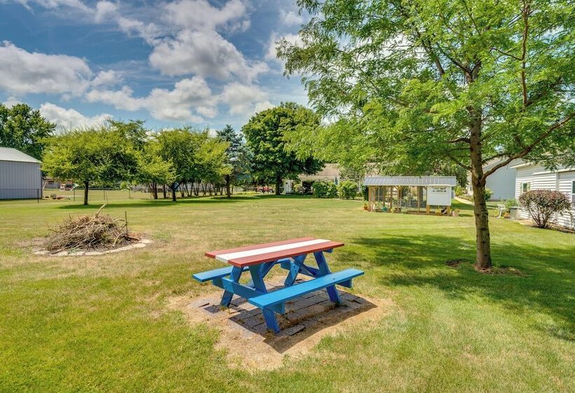 Peaceful Harvard Vacation Rental: 3 Mi To Town!