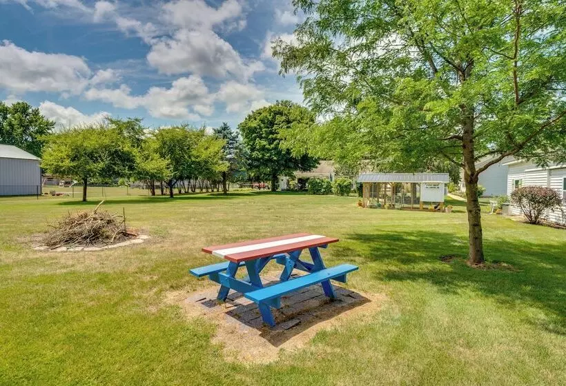 Peaceful Harvard Vacation Rental: 3 Mi To Town!