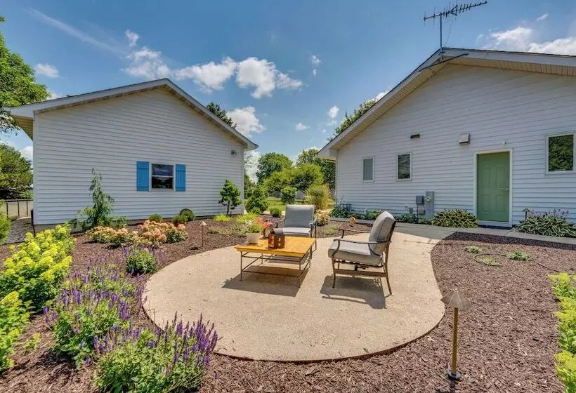 Peaceful Harvard Vacation Rental: 3 Mi To Town!