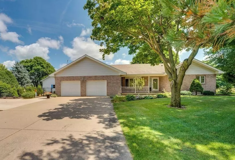 Peaceful Harvard Vacation Rental: 3 Mi To Town!