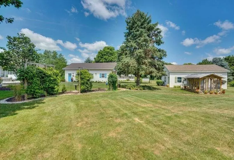 Peaceful Harvard Vacation Rental: 3 Mi To Town!