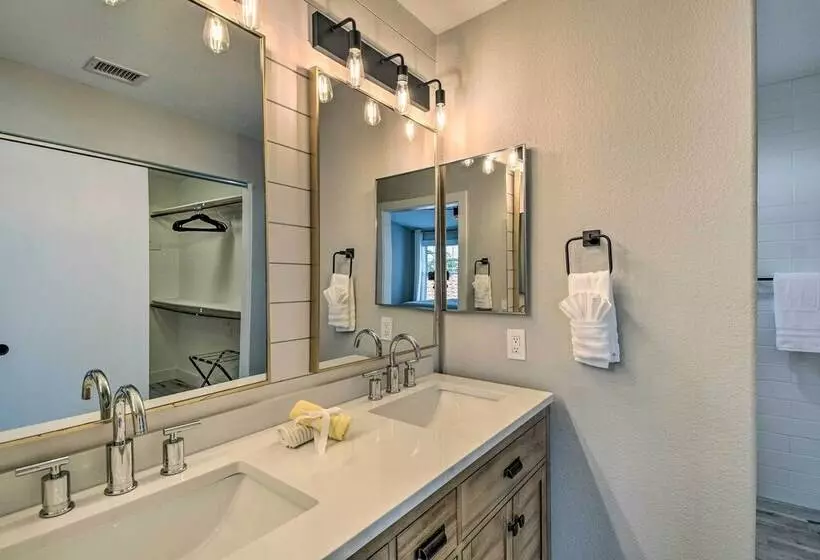 Peoria Oasis W/ Saltwater Pool & Putting Green!