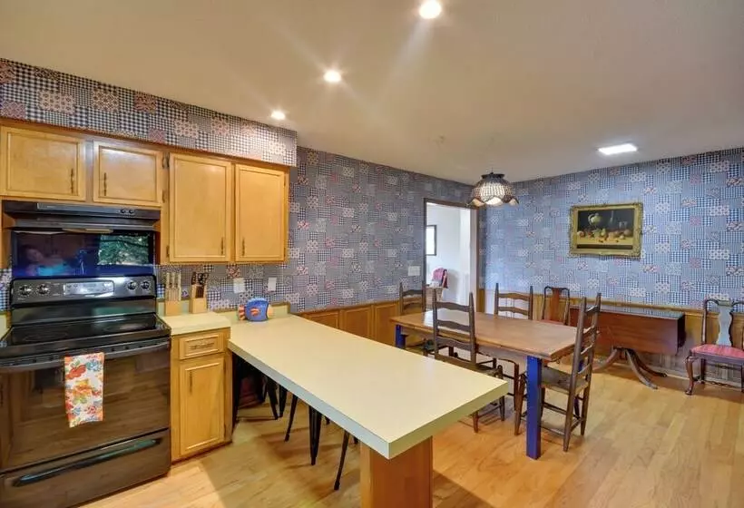 Pet Friendly Cabin W/ Dock On Lake Martin!