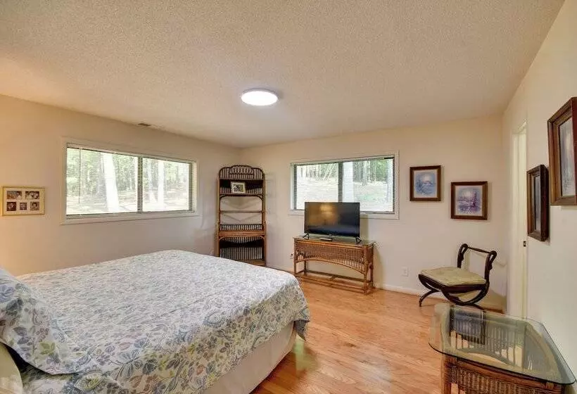 Pet Friendly Cabin W/ Dock On Lake Martin!