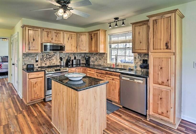 Lyles Peaceful Creekside Home: Hot Tub & Fire Pit