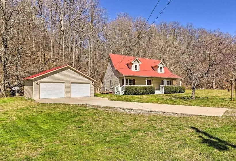 Lyles Peaceful Creekside Home: Hot Tub & Fire Pit