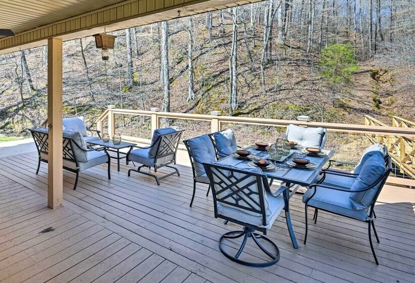 Lyles Peaceful Creekside Home: Hot Tub & Fire Pit