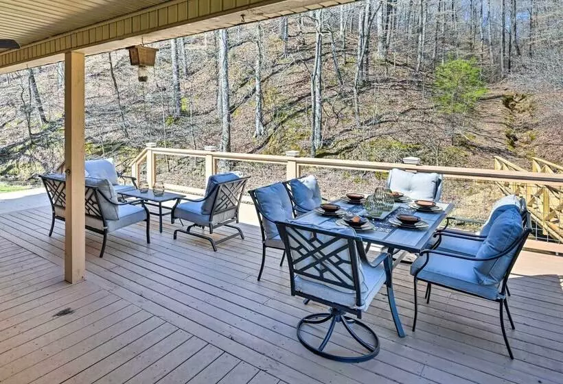Lyles Peaceful Creekside Home: Hot Tub & Fire Pit