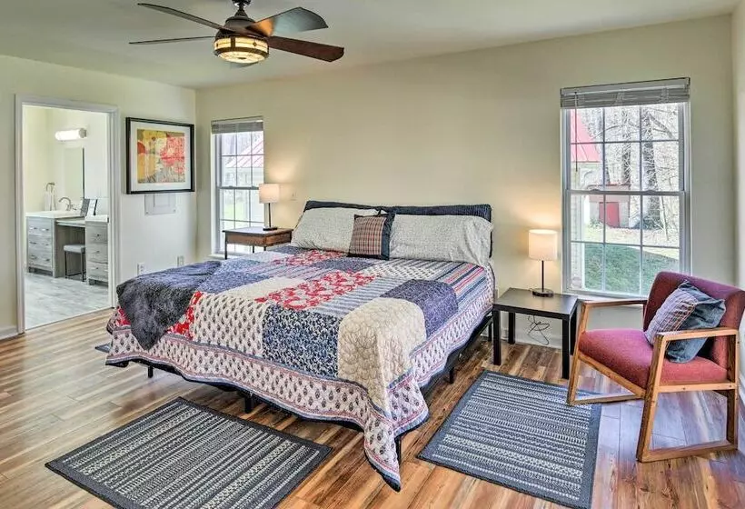 Lyles Peaceful Creekside Home: Hot Tub & Fire Pit