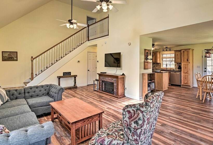 Lyles Peaceful Creekside Home: Hot Tub & Fire Pit