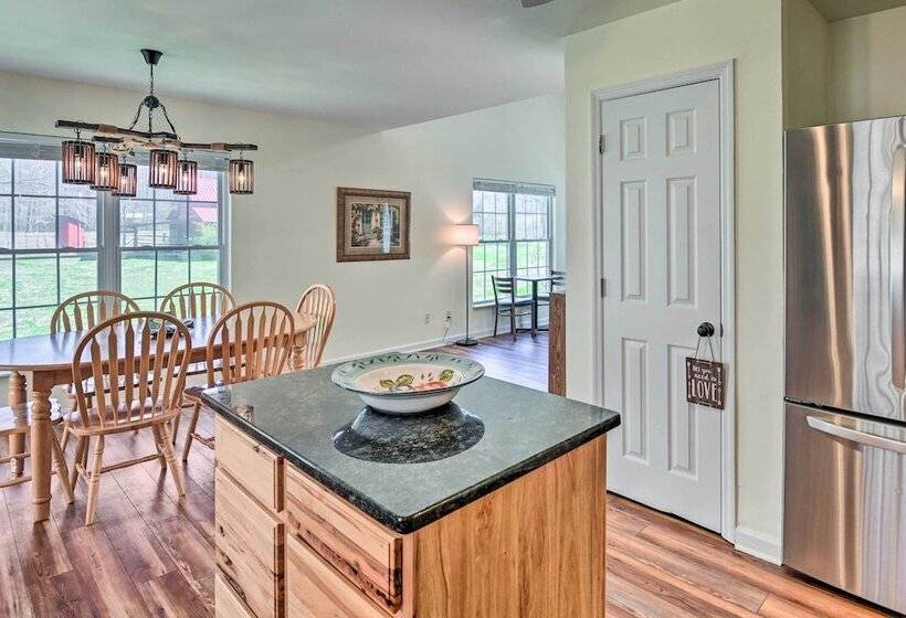 Lyles Peaceful Creekside Home: Hot Tub & Fire Pit