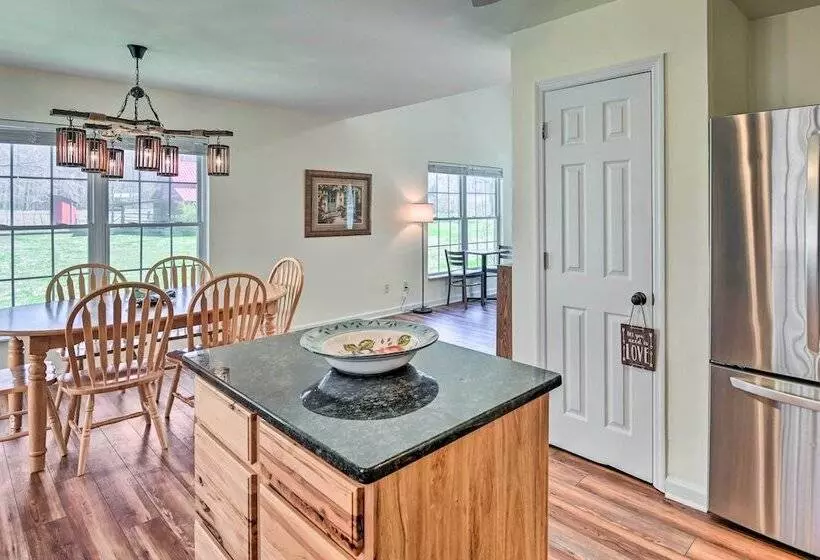 Lyles Peaceful Creekside Home: Hot Tub & Fire Pit