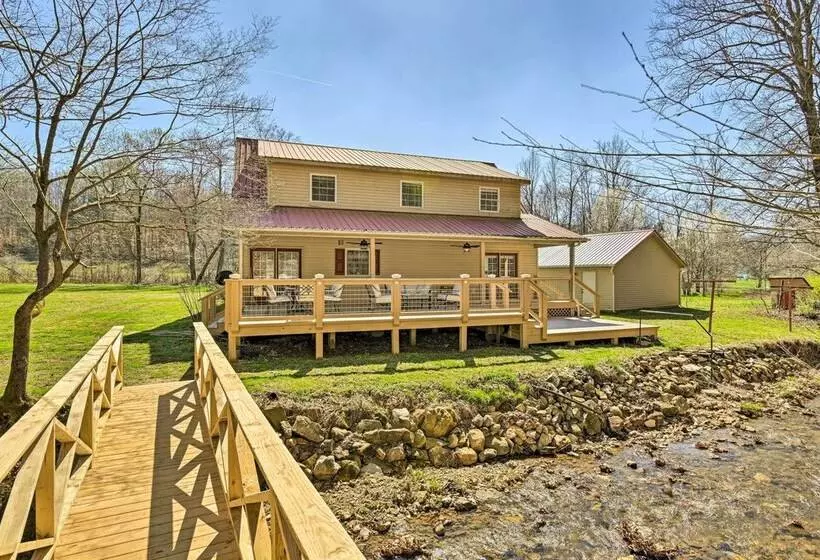 Lyles Peaceful Creekside Home: Hot Tub & Fire Pit