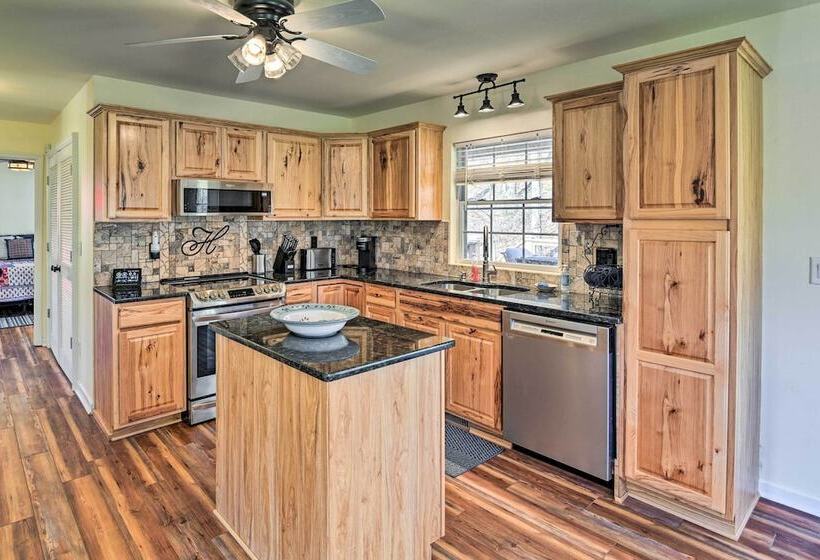 Lyles Peaceful Creekside Home: Hot Tub & Fire Pit