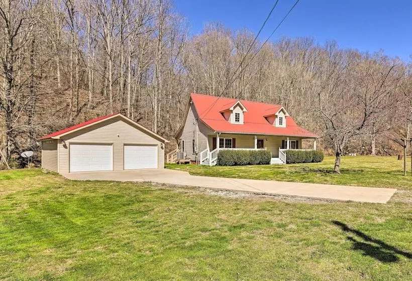 Lyles Peaceful Creekside Home: Hot Tub & Fire Pit