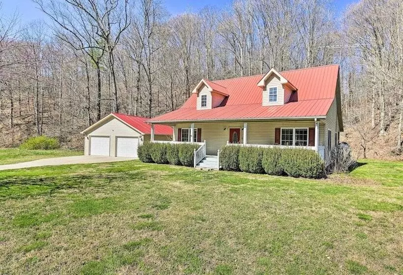 Lyles Peaceful Creekside Home: Hot Tub & Fire Pit