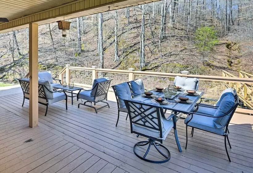 Lyles Peaceful Creekside Home: Hot Tub & Fire Pit