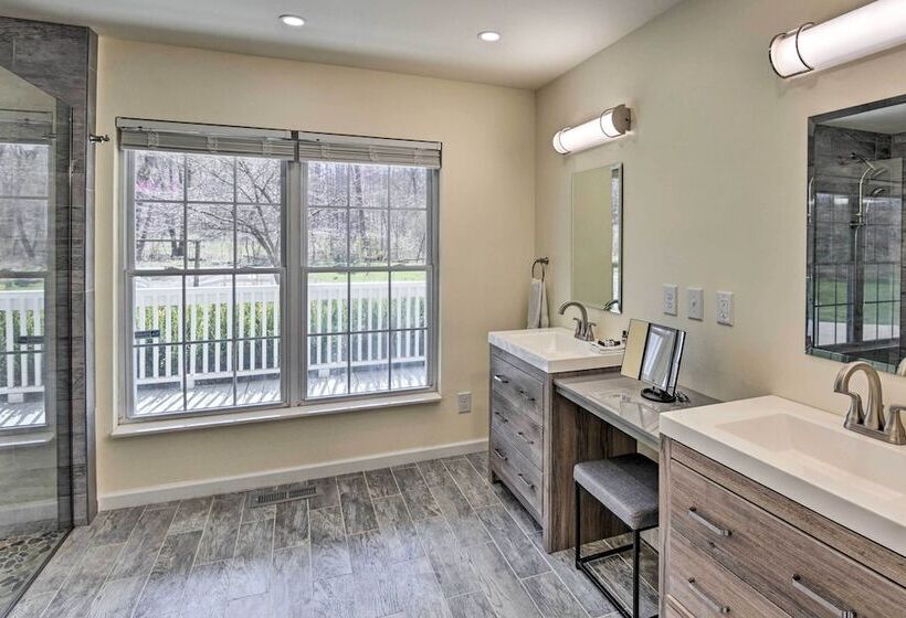 Lyles Peaceful Creekside Home: Hot Tub & Fire Pit