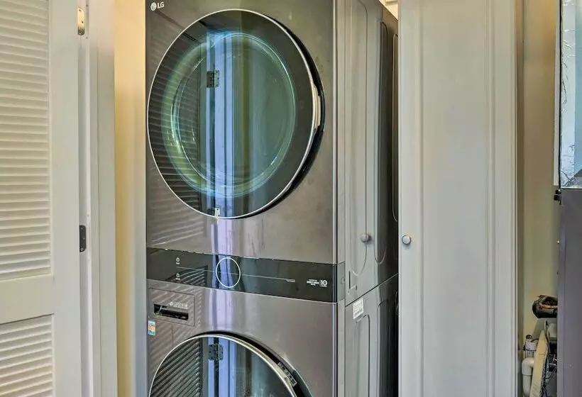 Lyles Peaceful Creekside Home: Hot Tub & Fire Pit