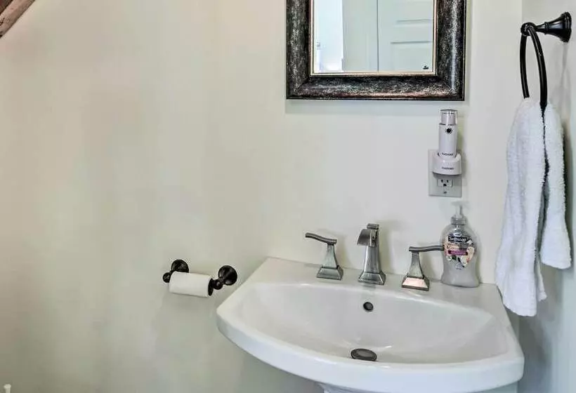 Lyles Peaceful Creekside Home: Hot Tub & Fire Pit