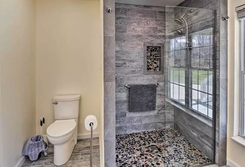 Lyles Peaceful Creekside Home: Hot Tub & Fire Pit