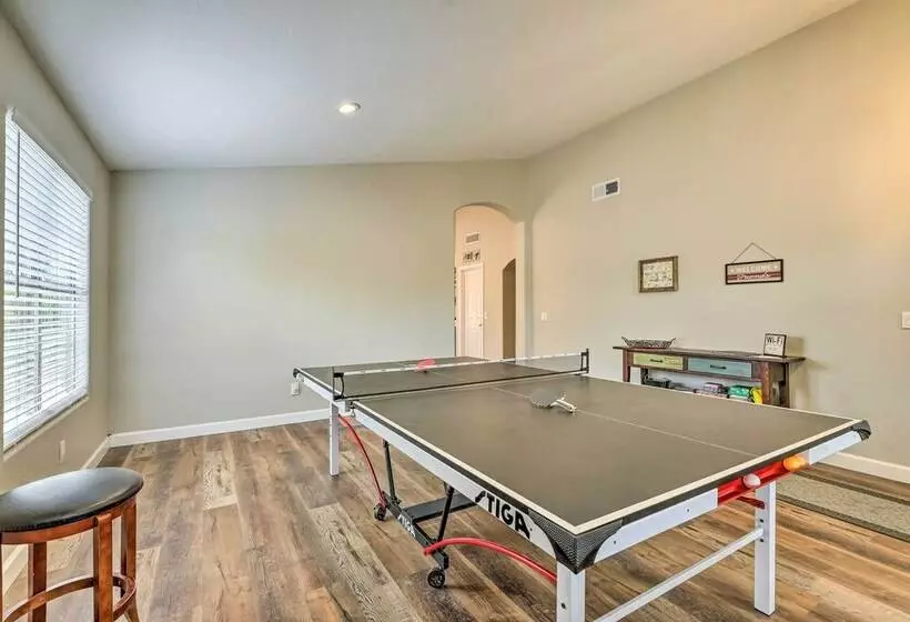 Centrally Located Gilbert Home: Patio & Grill!