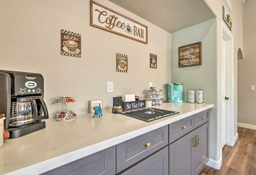 Centrally Located Gilbert Home: Patio & Grill!