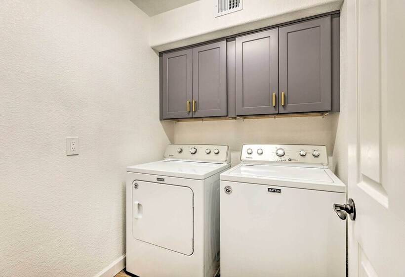 Centrally Located Gilbert Home: Patio & Grill!