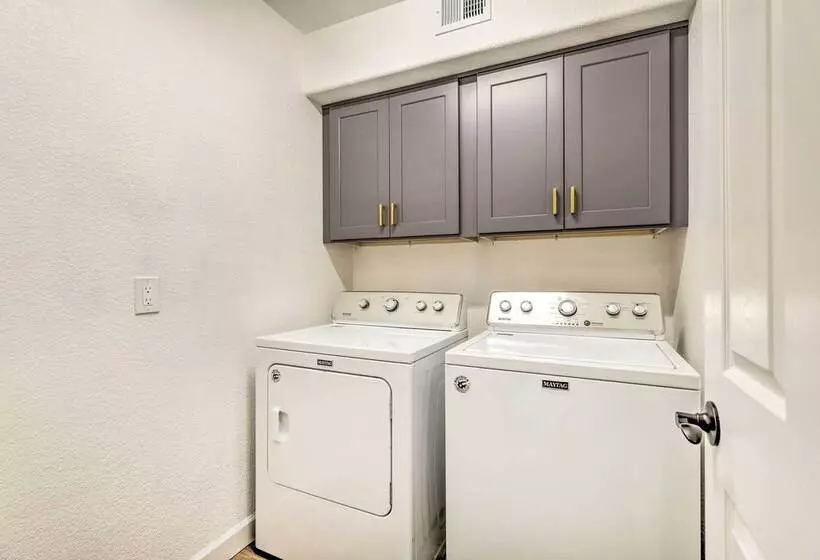 Centrally Located Gilbert Home: Patio & Grill!