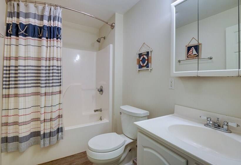 Spacious Gilford Home 2 Mi To Lake Winnipesaukee!