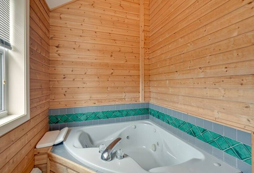 Spacious Gilford Home 2 Mi To Lake Winnipesaukee!