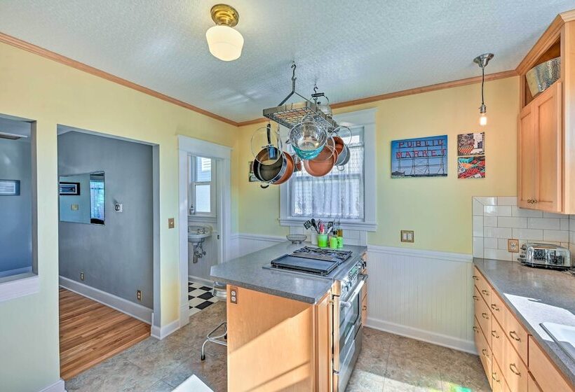 Sunny & Central Everett Home < 1 Mile To Dtwn!