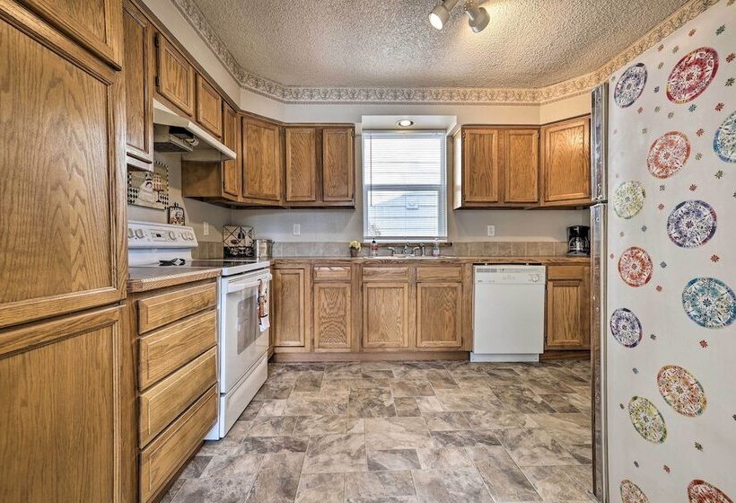 The Diamond Bungalow    Cozy Caldwell Home!