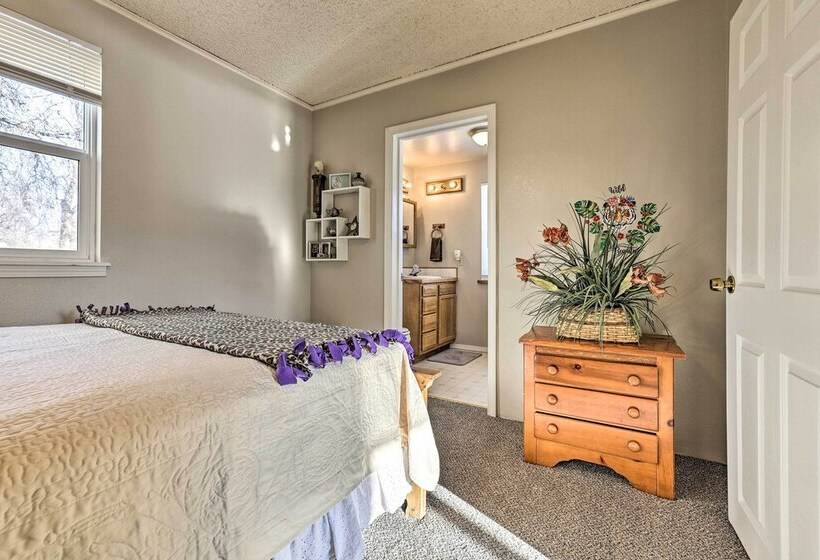 The Diamond Bungalow    Cozy Caldwell Home!