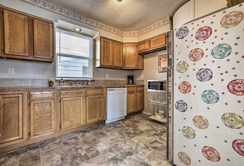 The Diamond Bungalow    Cozy Caldwell Home!