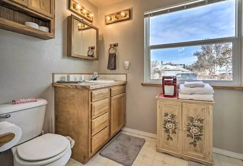 The Diamond Bungalow    Cozy Caldwell Home!