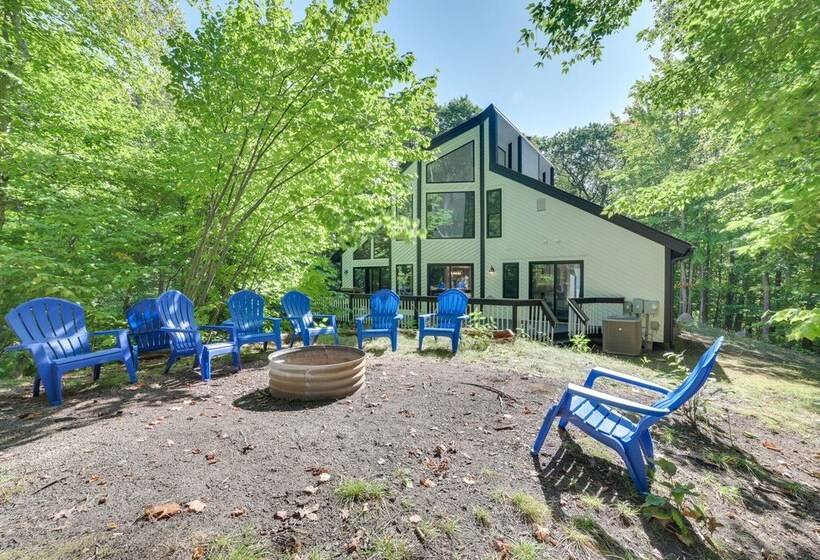 Near Ski Resorts: Harbor Springs Home W/ Fire Pit!