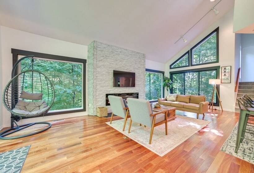 Near Ski Resorts: Harbor Springs Home W/ Fire Pit!