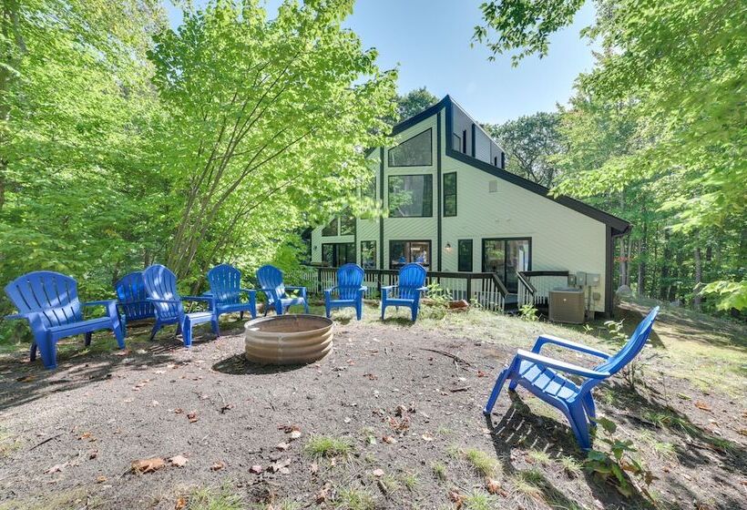 Near Ski Resorts: Harbor Springs Home W/ Fire Pit!