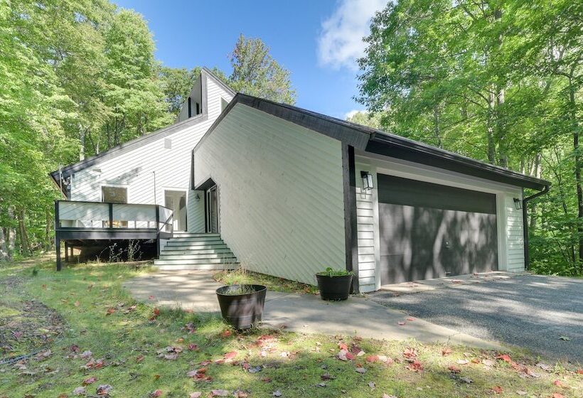 Near Ski Resorts: Harbor Springs Home W/ Fire Pit!