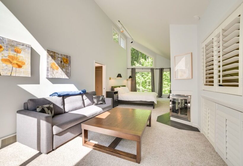 Near Ski Resorts: Harbor Springs Home W/ Fire Pit!