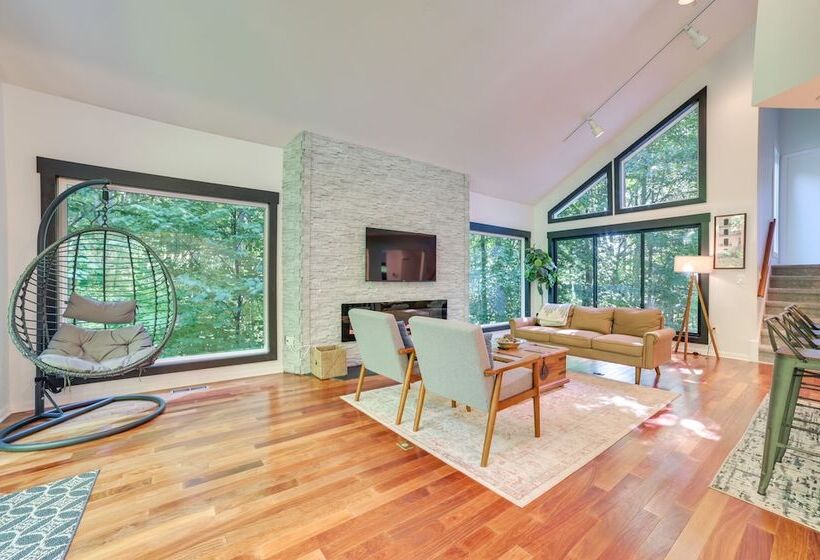 Near Ski Resorts: Harbor Springs Home W/ Fire Pit!