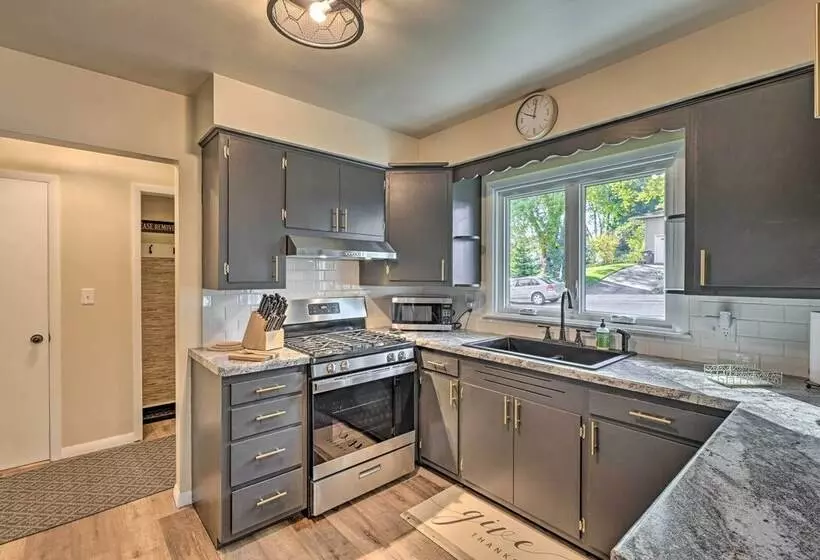 Updated Pet Friendly Home   9 Mi To Ski Area!