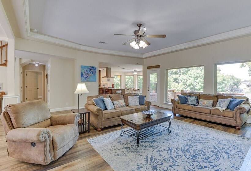 Waterfront Granbury Home W/ 3 Decks & Lake Access!